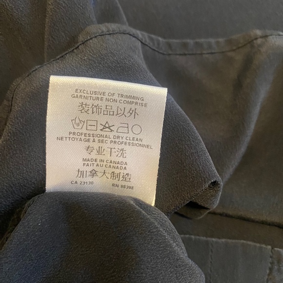 JUDITH & CHARLES black silk shell with front zipper detail, size 6 - Picture 5 of 8